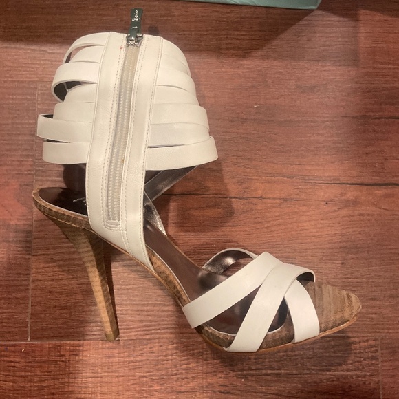 NEW LAST CHANCE MARCIANO White ankle strap high heels - Picture 1 of 2
